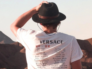 <a href="versace-t-shirts-mit-politscher-botschaft-gegen-china.html" title="Versace T-Shirt mit politscher Hongkong Botschaft gegen China">Versace T-Shirts mit politscher Botschaft gegen China</a>